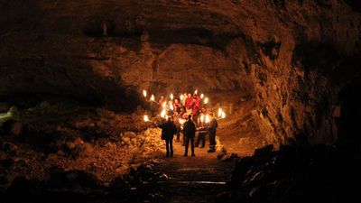 Grotte de la Luire : après avoir fabriqué votre bougie, vous pénétrez dans la grotte… (© Grotte de la Luire)